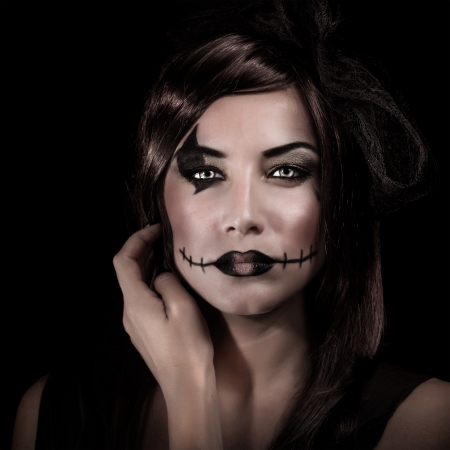 Gros plan portrait de jeune femme avec maquillage effrayant isolé sur noir, costume de carnaval